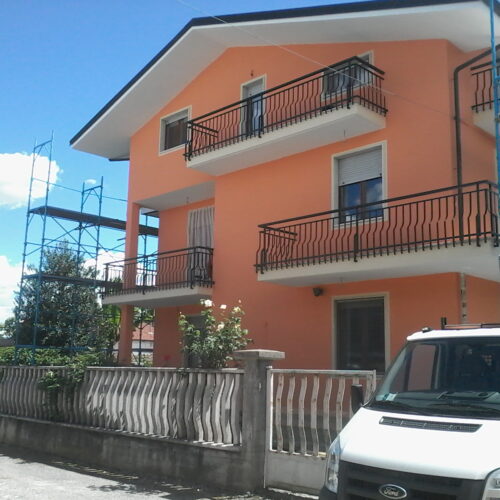 Tinteggiatura involucro di un condominio residenziale a cuneo