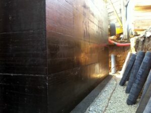 Posa di membrana impermeabile su muro contro terra verticale