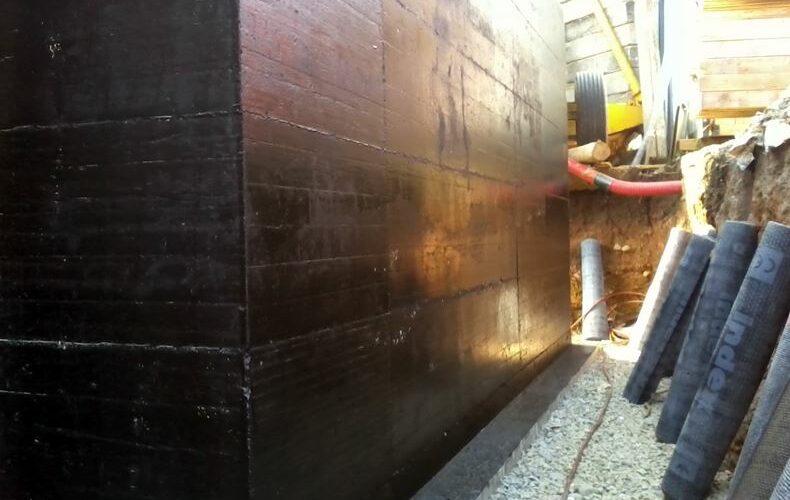 Posa di membrana impermeabile su muro contro terra verticale