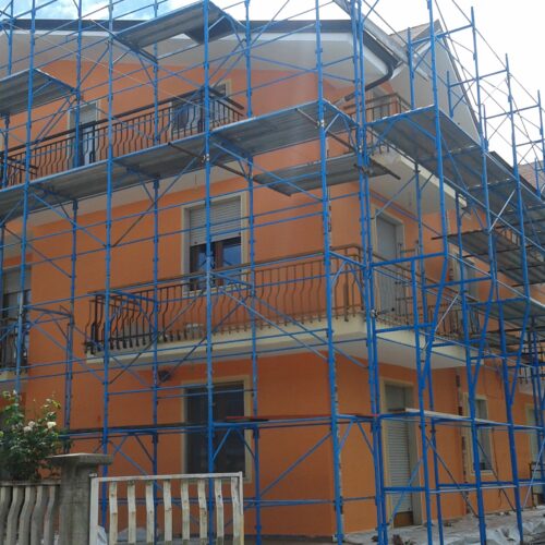 montaggio di ponteggio su involucro abitativo per lavori di tinteggiatura completa