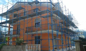 Montaggio di ponteggio su involucro abitativo per lavori di tinteggiatura completa