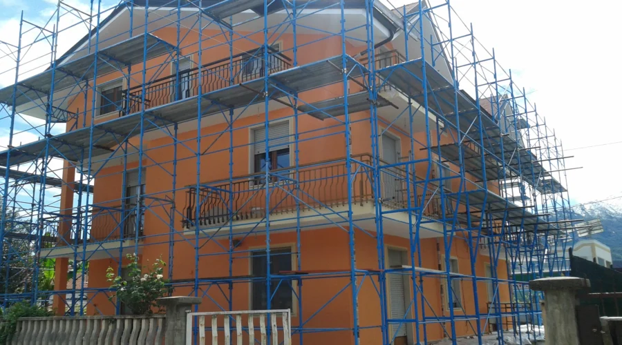 Montaggio di ponteggio su involucro abitativo per lavori di tinteggiatura completa