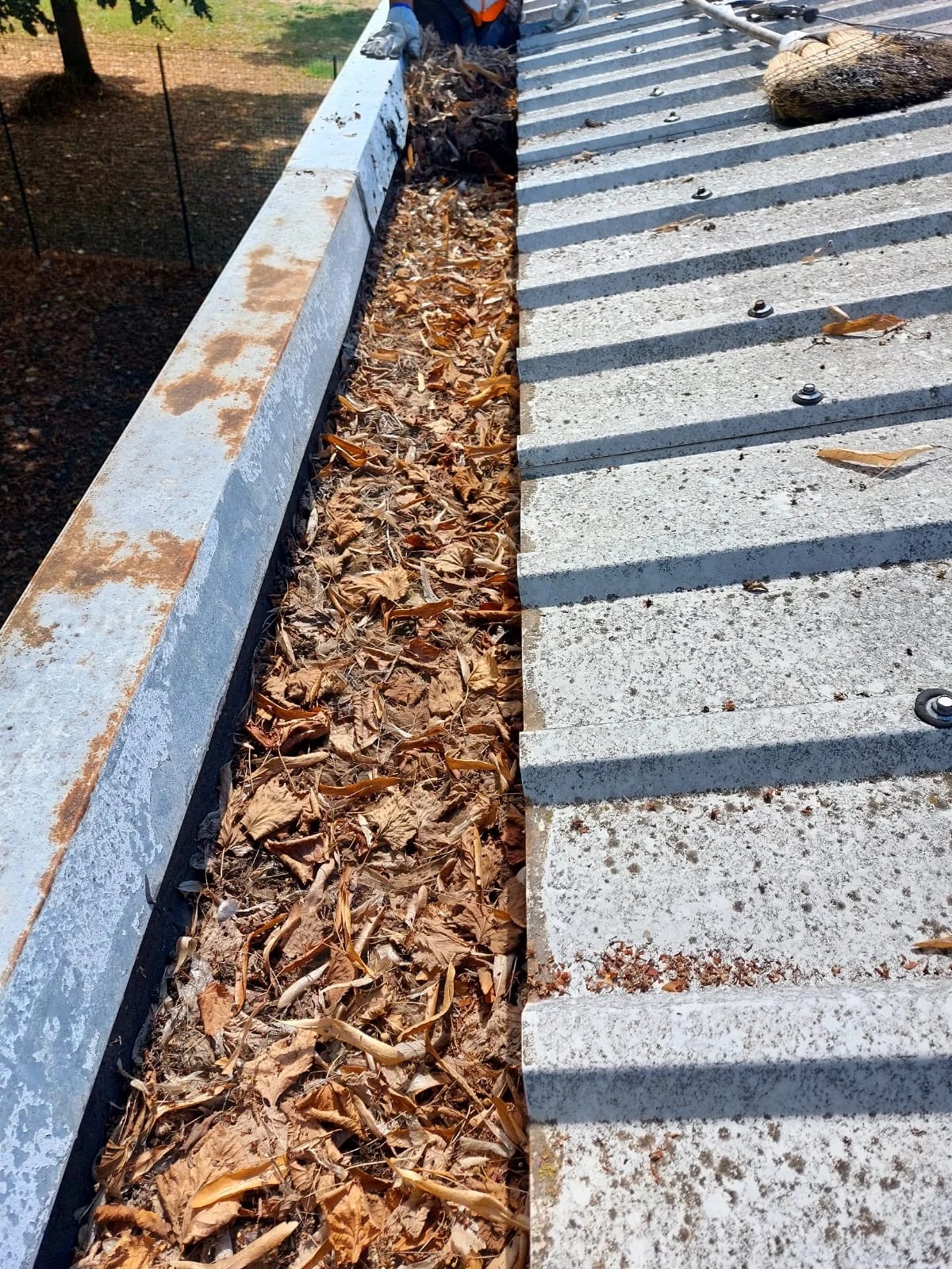 Pulizia cornicioni prima della manutenzione